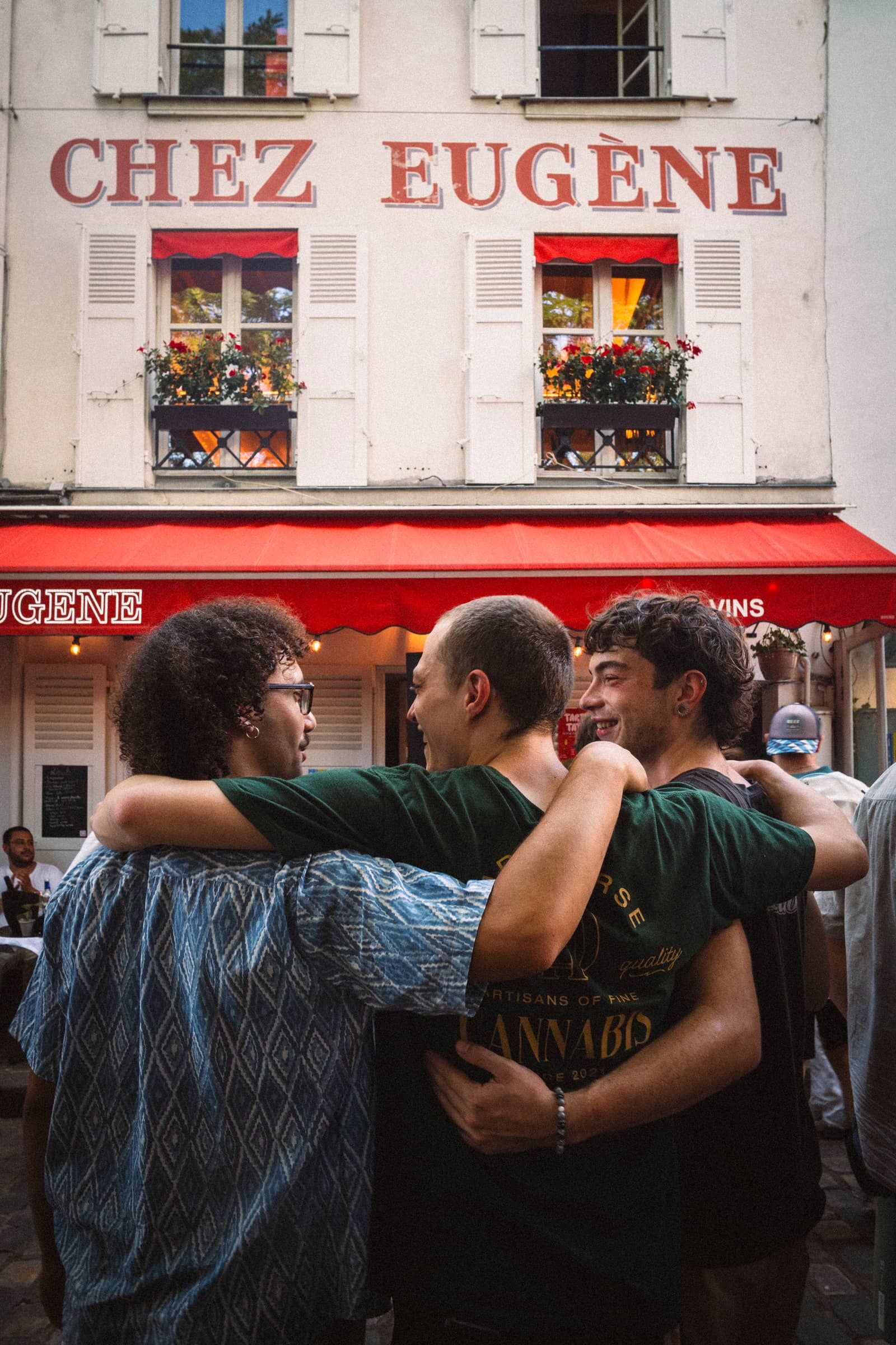 A hug in front of the restaurant