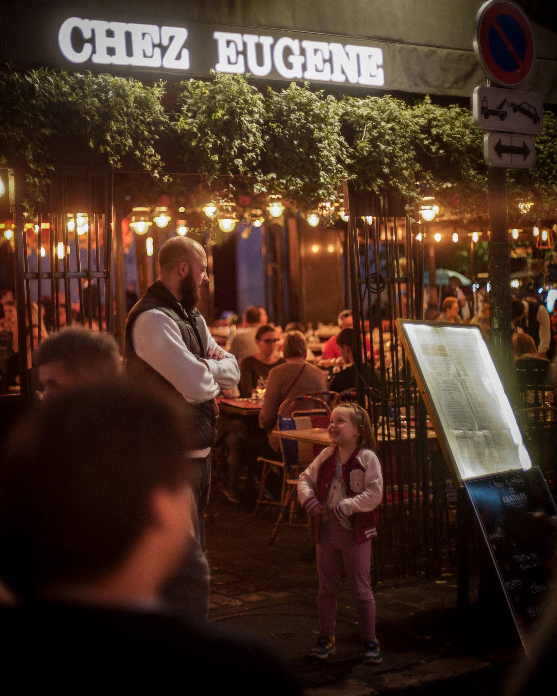 L'enseigne allumée, la terrasse pleine le soir