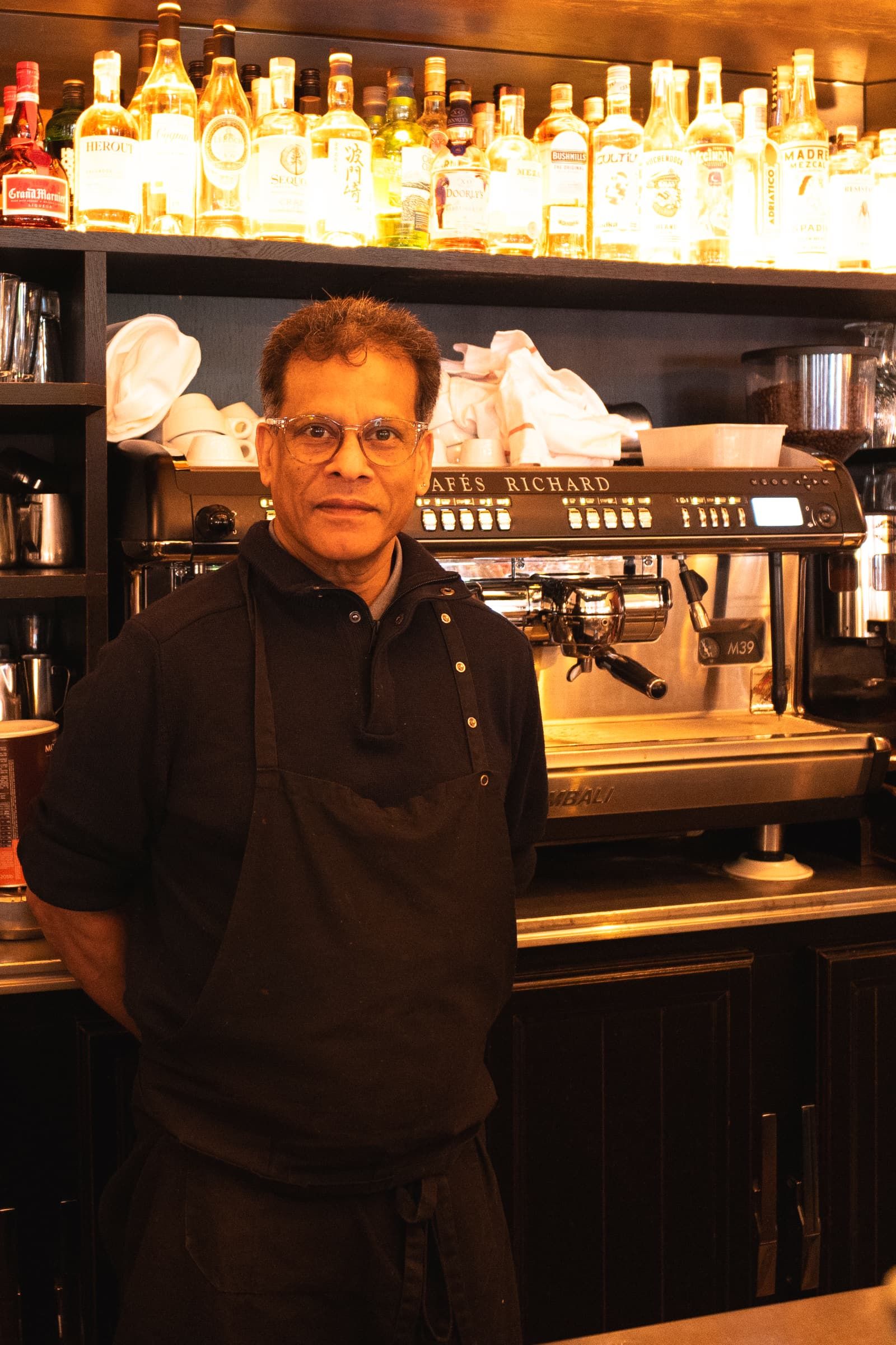 Au bar, devant la machine à café