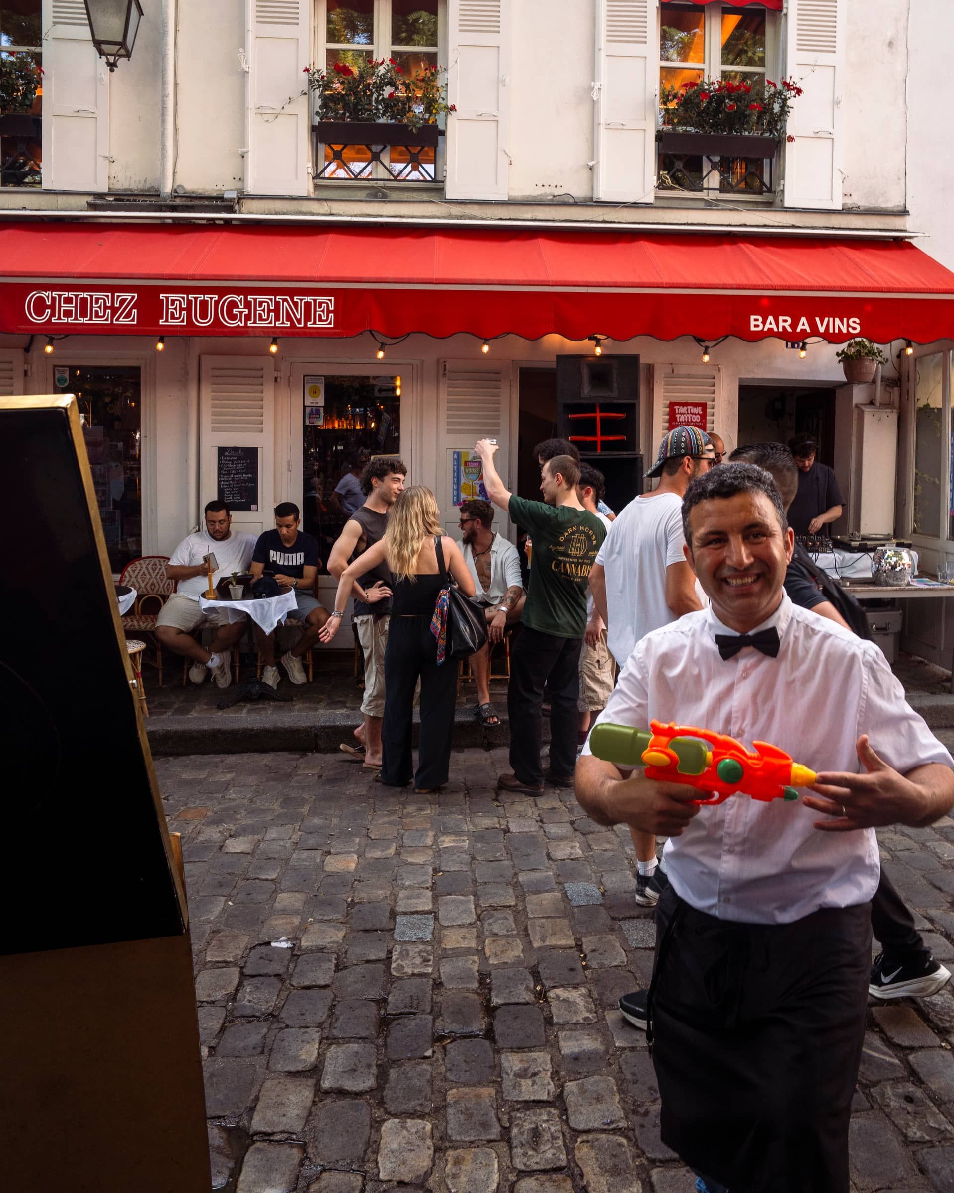 Sur la Place, un jour de fête, pistolet à eau à la main