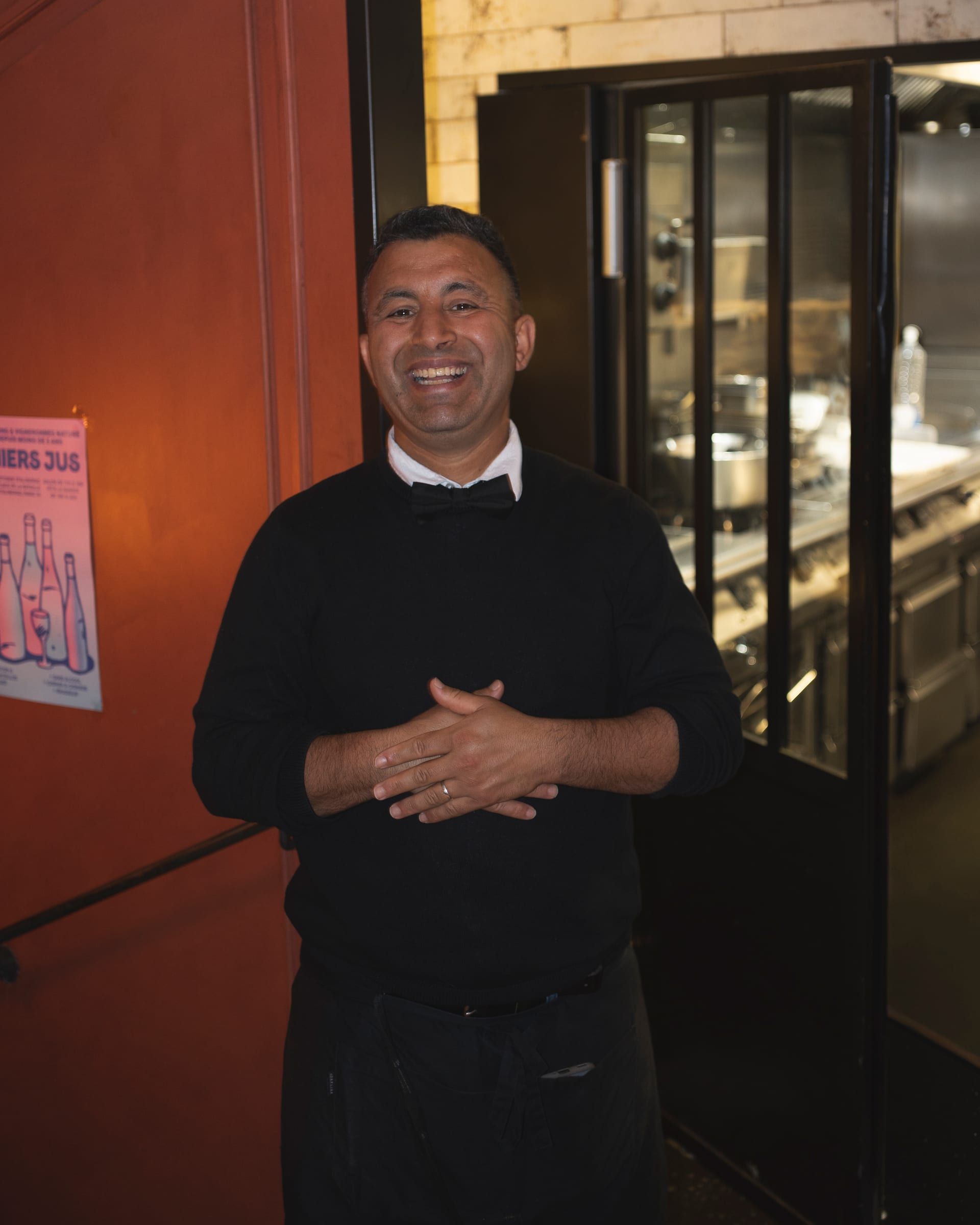 En salle, les mains jointes, tout sourire