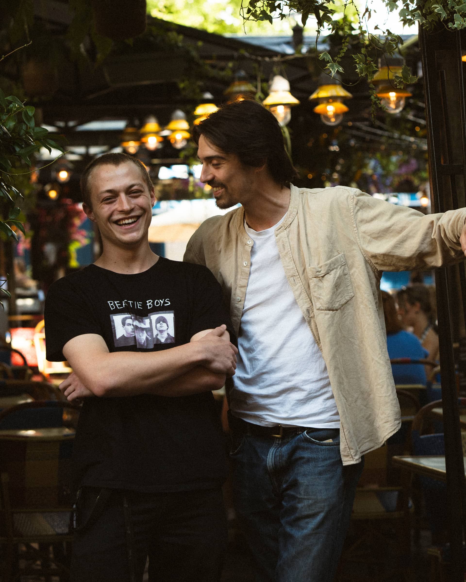 Deux de l'équipe sur la terrasse