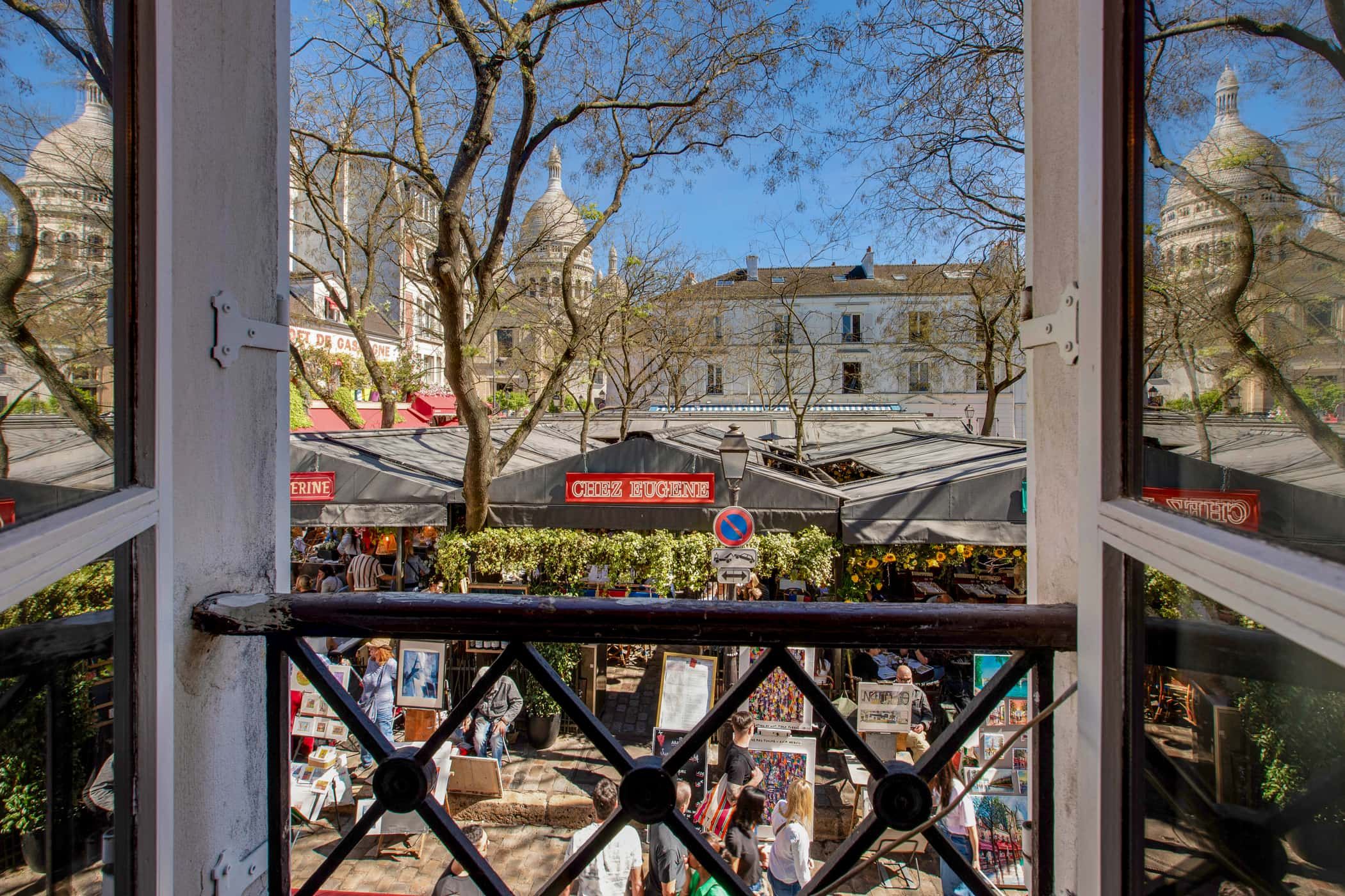 La vue depuis l'étage, sur la Place du Tertre et le Sacré-Cœur