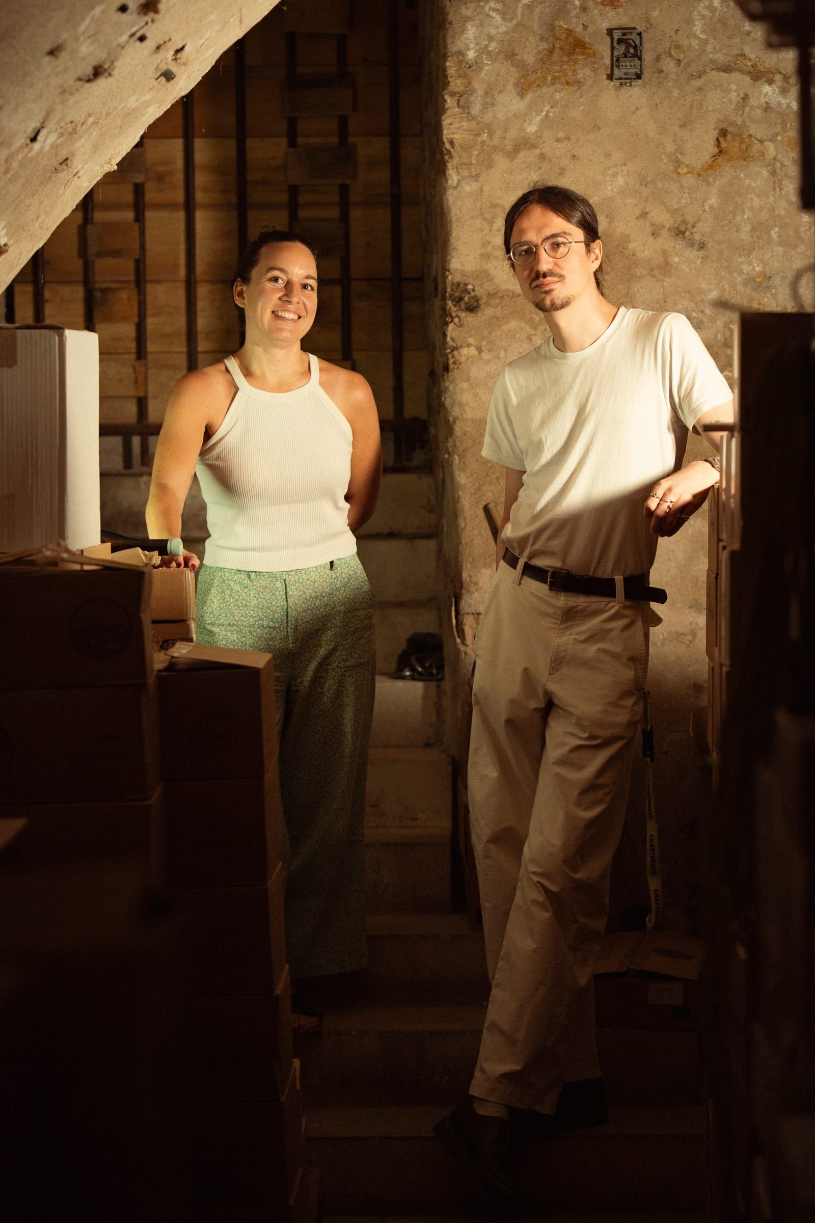 Julie et Côme dans la cave voûtée