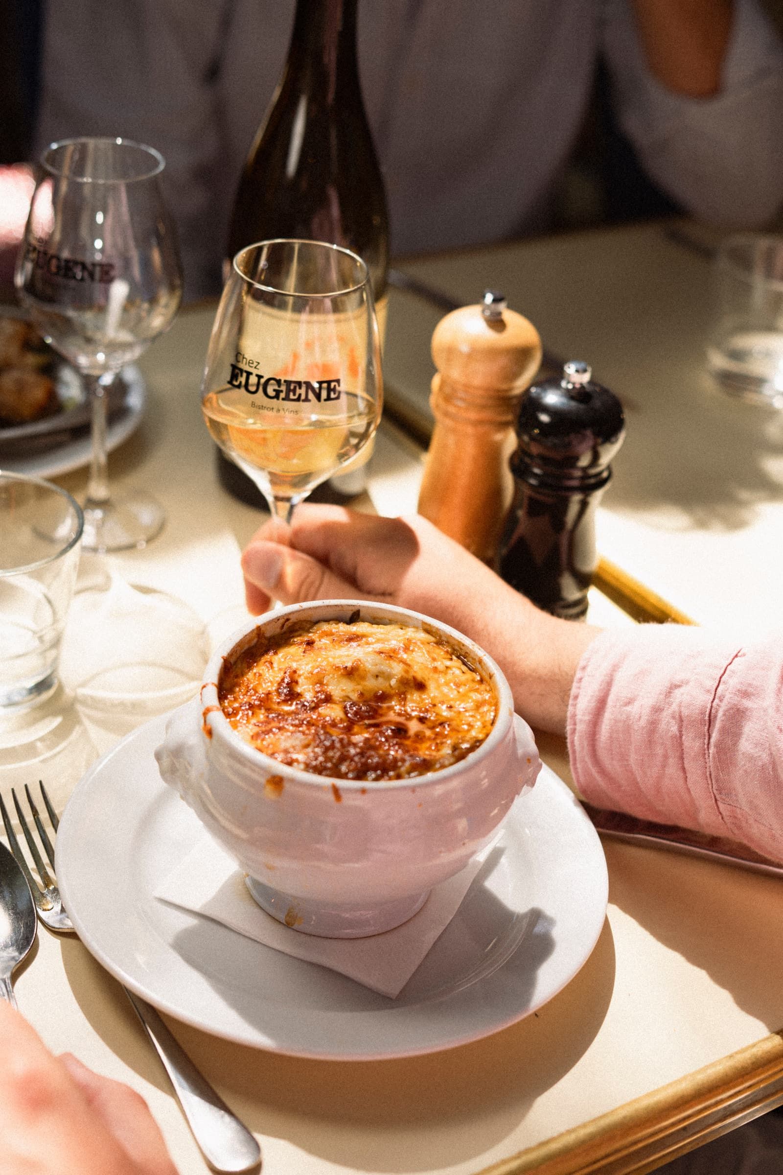 Soupe à l'oignon et verre de vin blanc le matin, place du Tertre
