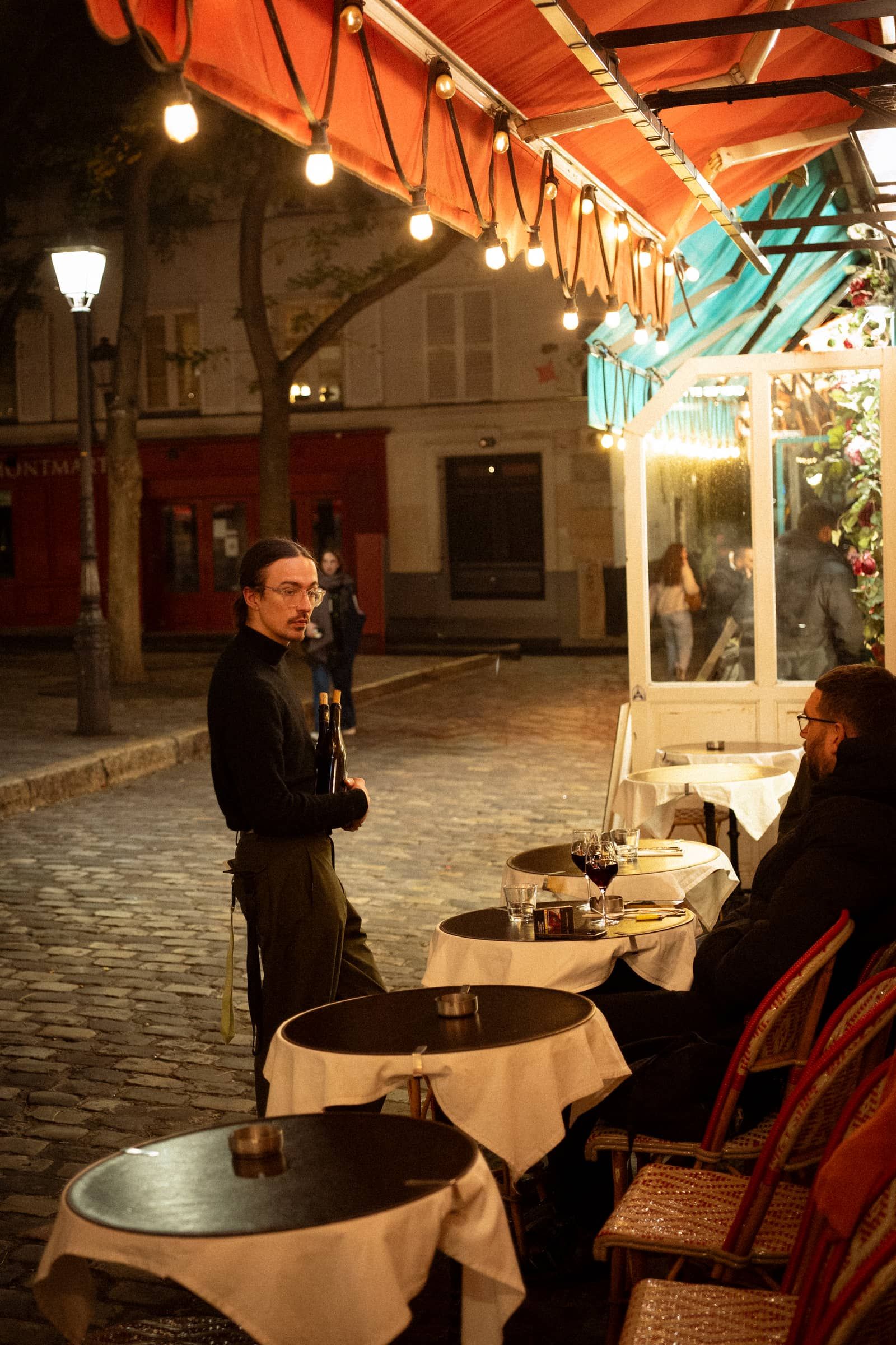 La terrasse le soir, bougies allumées, la Place vide