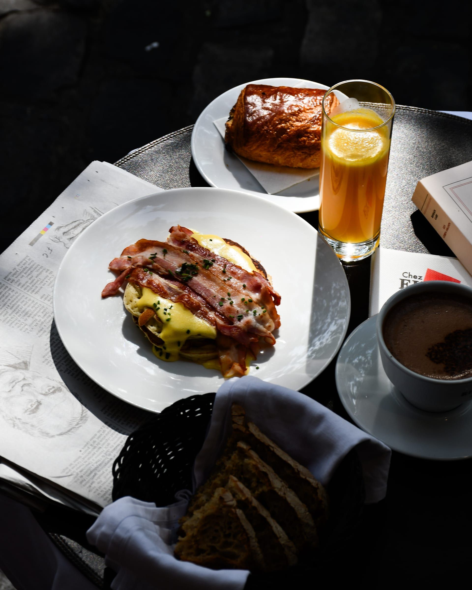 Œufs bio et bacon, jus d'orange frais et chocolat chaud, petit-déjeuner place du Tertre