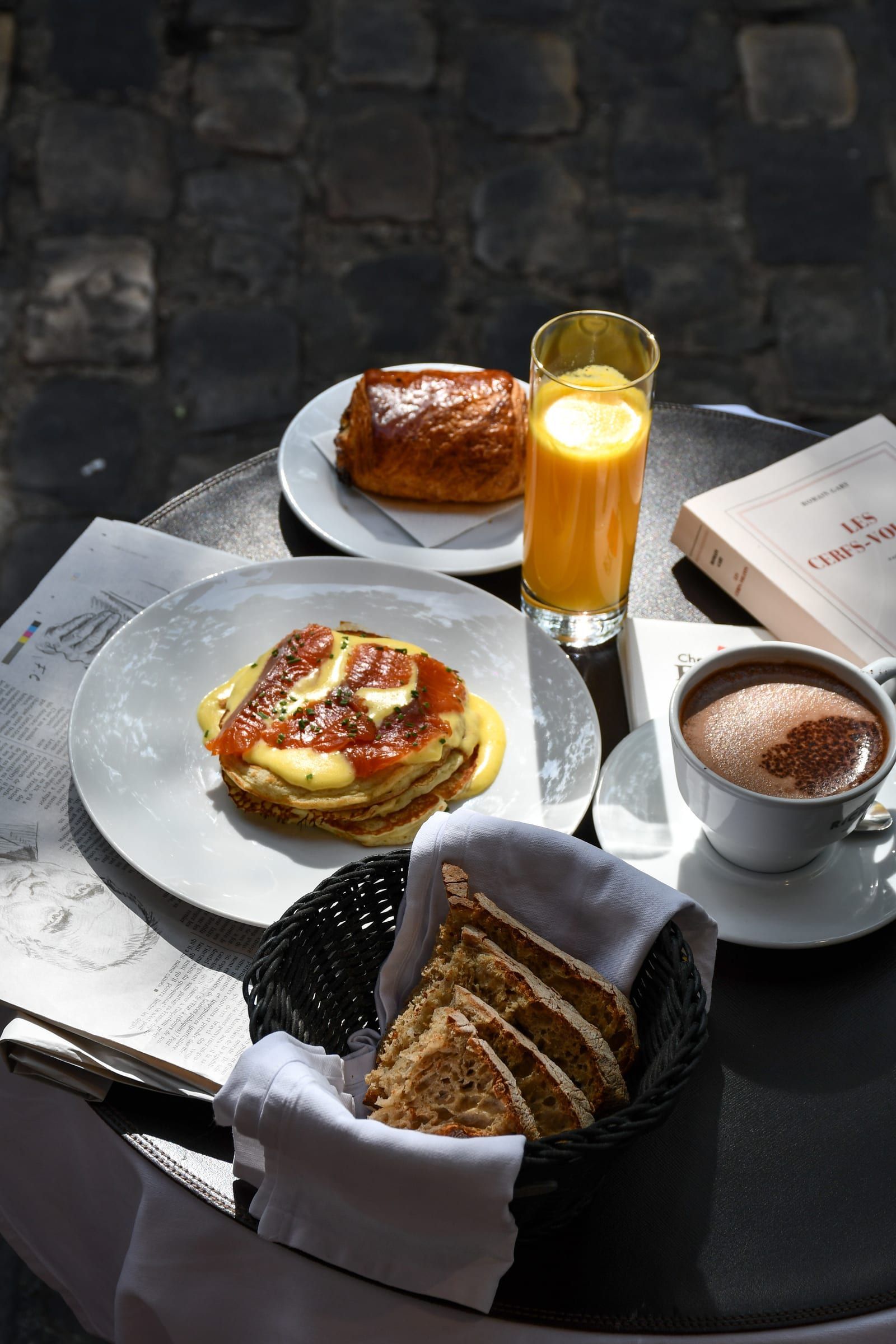 Pancakes maison aux fruits frais, petit-déjeuner place du Tertre