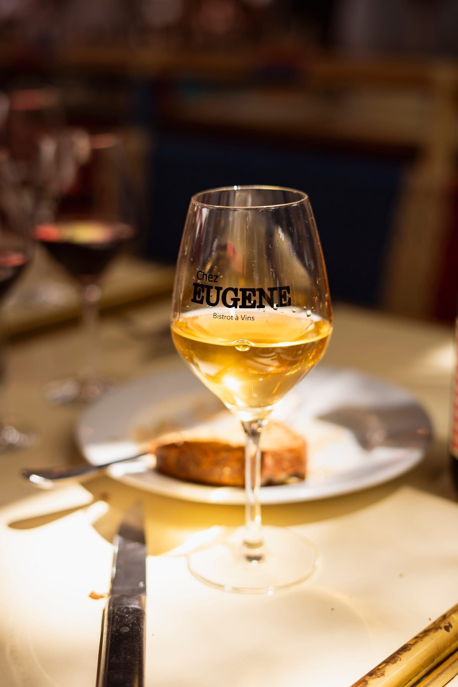Un verre de blanc au soleil, sur la table