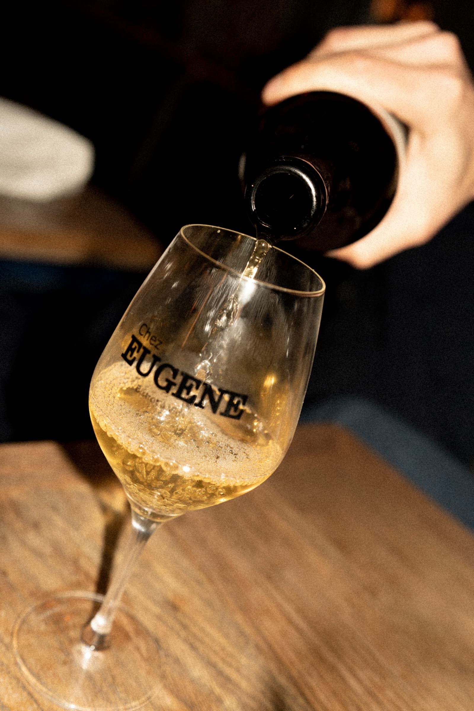 Un verre de blanc servi dans un verre Chez Eugène