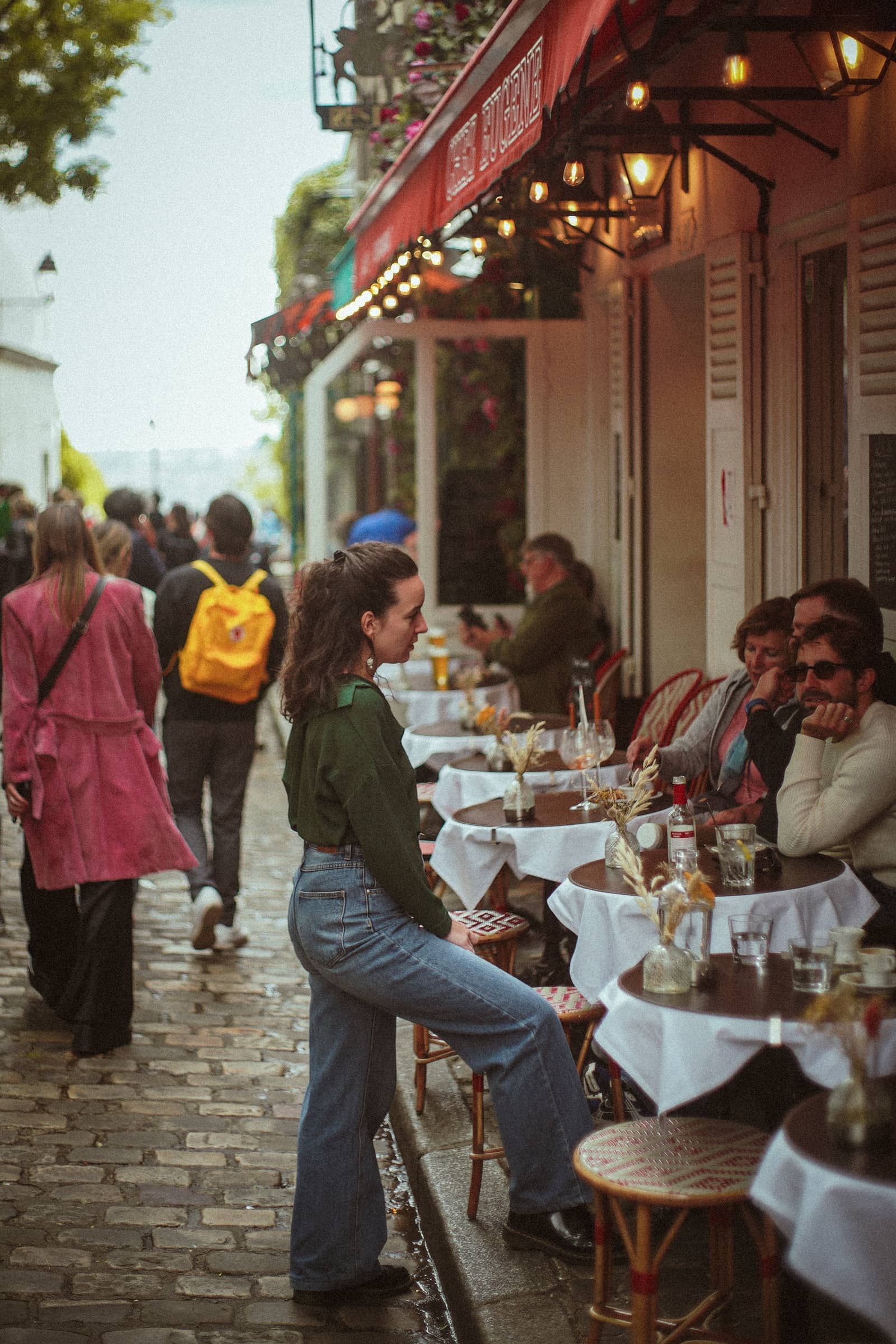 La terrasse à midi, une serveuse qui discute avec une tablée