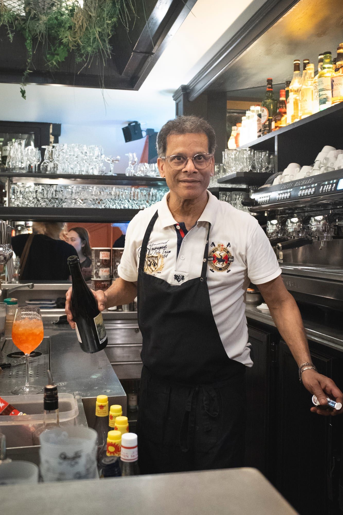 Au bar, une bouteille à la main