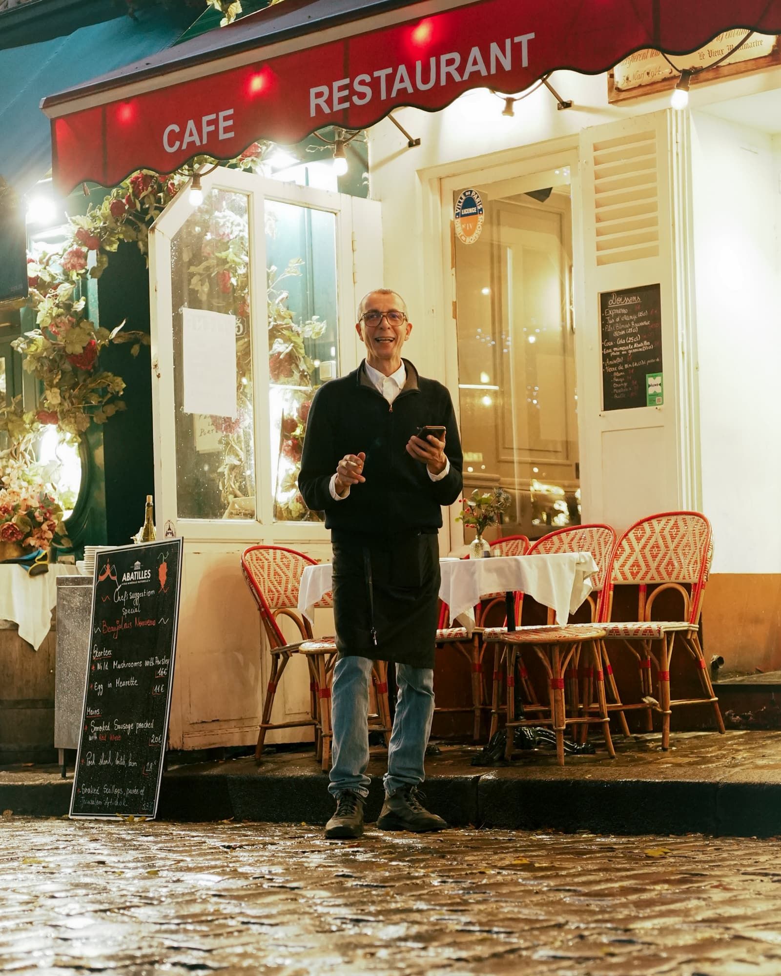 Devant le café, la nuit, sur la Place