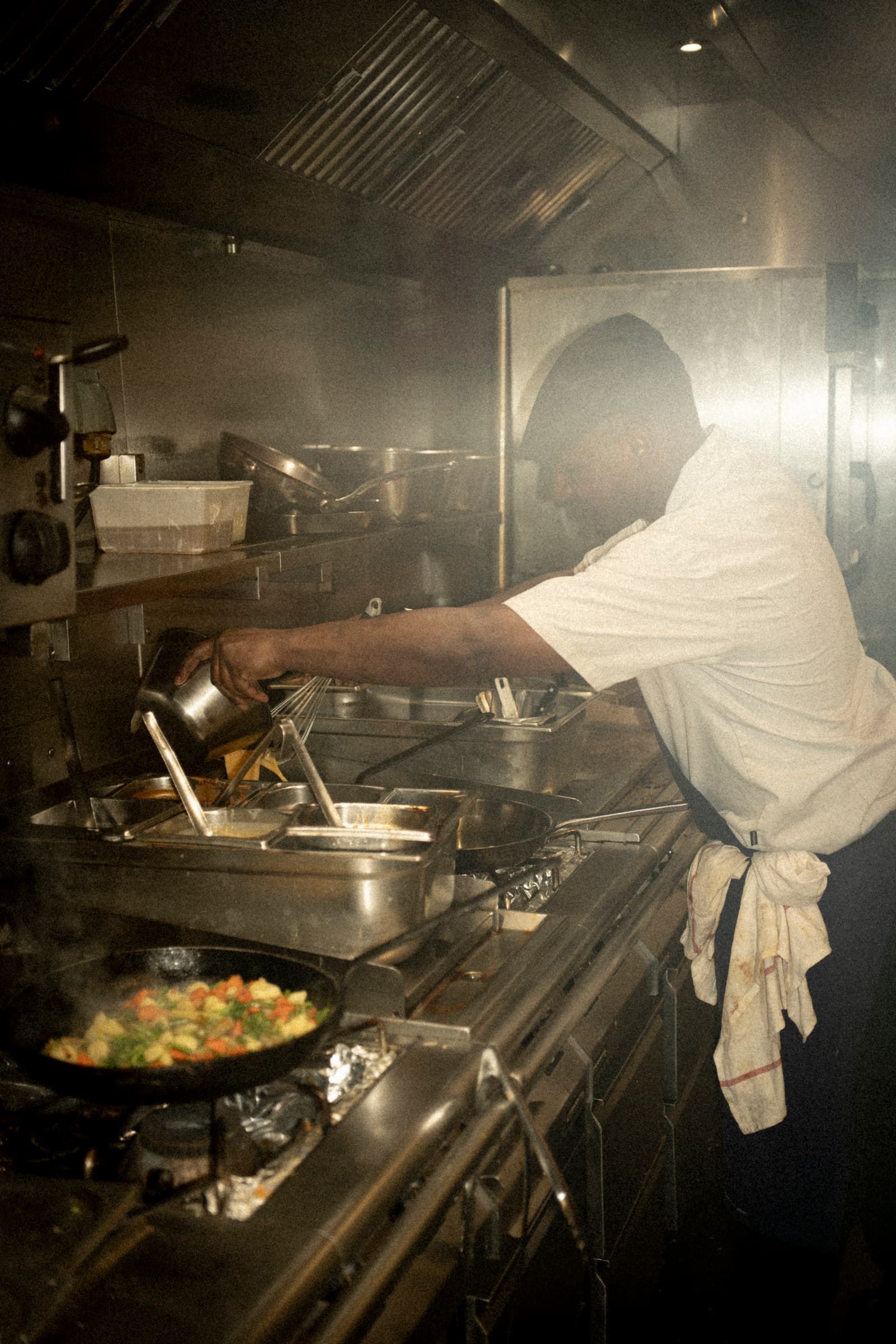 En cuisine, au-dessus des poêles