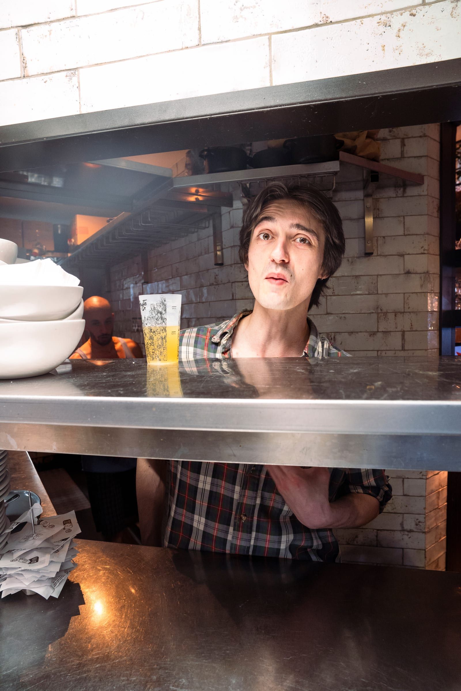 Au passe, entre la cuisine et la salle