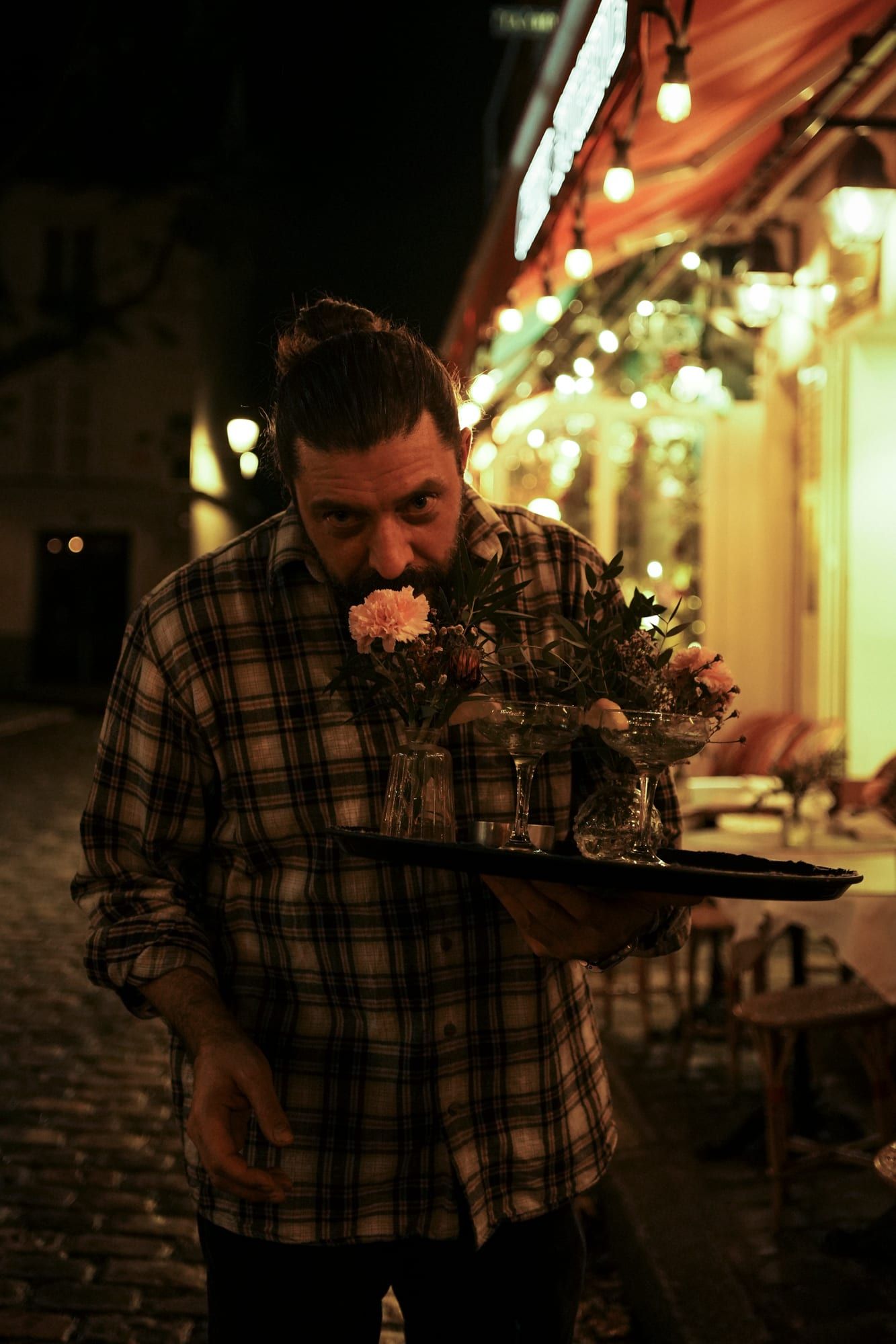 Un plateau fleuri, sur la terrasse de nuit