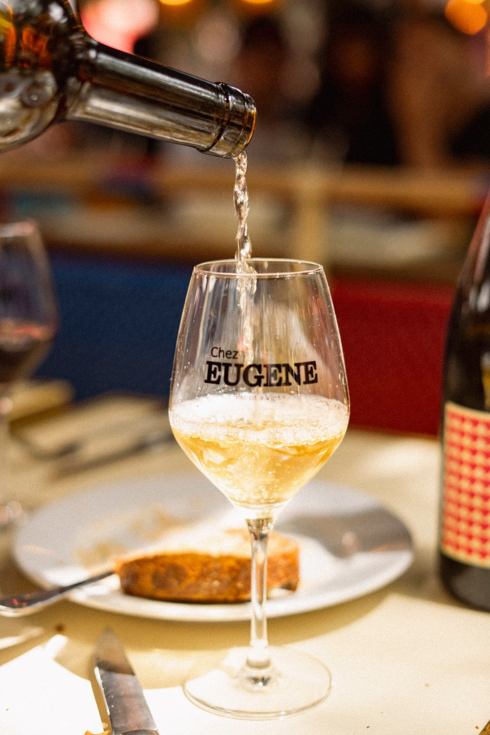 Un verre de vin versé en terrasse, à Montmartre