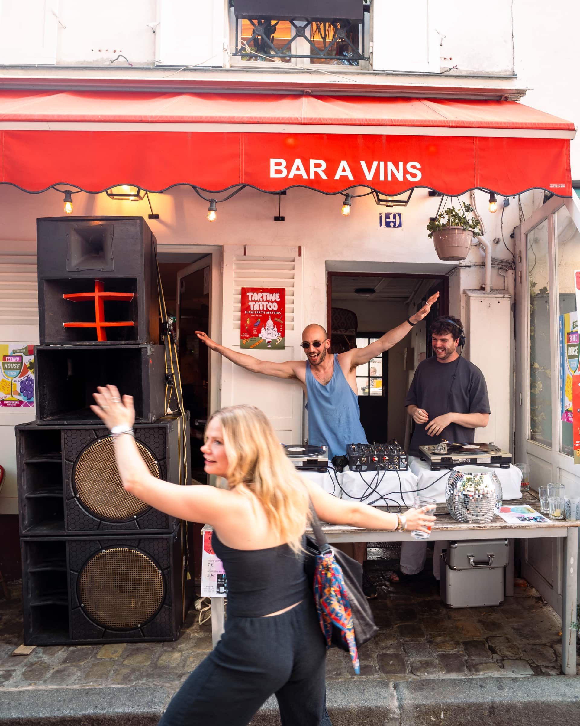 Un jour de fête en terrasse, place du Tertre