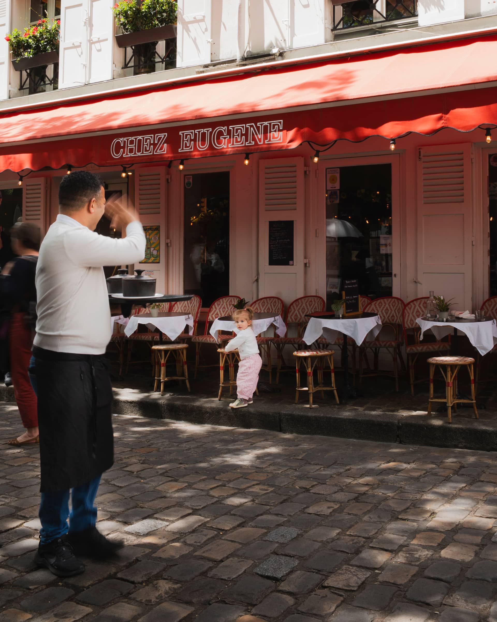 La terrasse, sous le store rouge